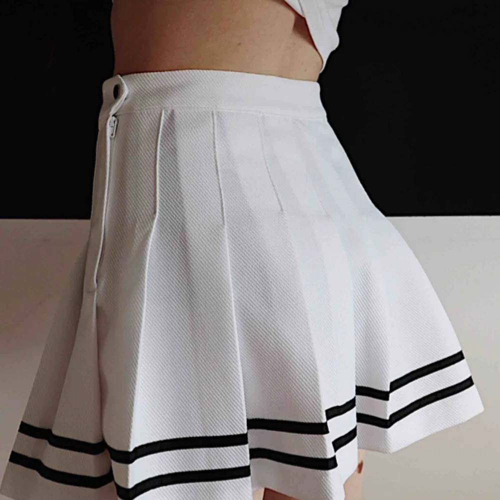 super cute white plaid skirt with two black stripes along the edge. never wore 🛒 kan möttas i Helsingborg. Frakt är inte säkert. . Kjolar.