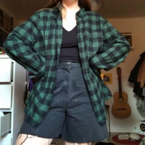  - Säljer denna ljuvliga grönrutiga skjortan!💚