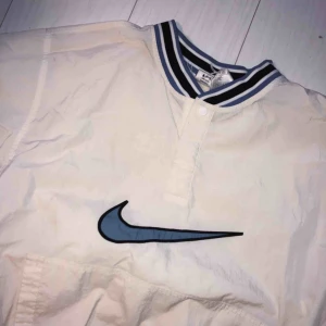  - Snyggaste vintage nike vindjackan. Köpt secondhand för typ 700kr och gillar den verkligen men kommer inte till tillräckligt med användning. 400kr eller bud. Storlek M. 