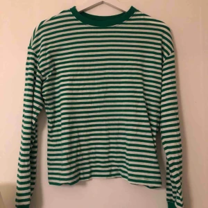  - Grönrandig tröja. Aldrig använd! Frakt tillkommer.