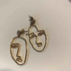  - Jättefina örhängen i guld som föreställer ansikten. Jag kan mötas upp i Gbg eller frakta (fraktkostnad ligger på 15kr)❤️