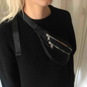  - Säljer en jättefin bumbag ifrån monki, hör av er för intresse💓🦋🦋