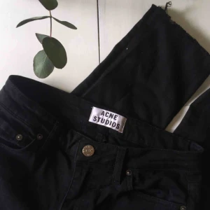  - Svarta skinnyjeans i stretchigt material från acne studios, de sitter väldigt tajt och snyggt men är lite för små för mig 