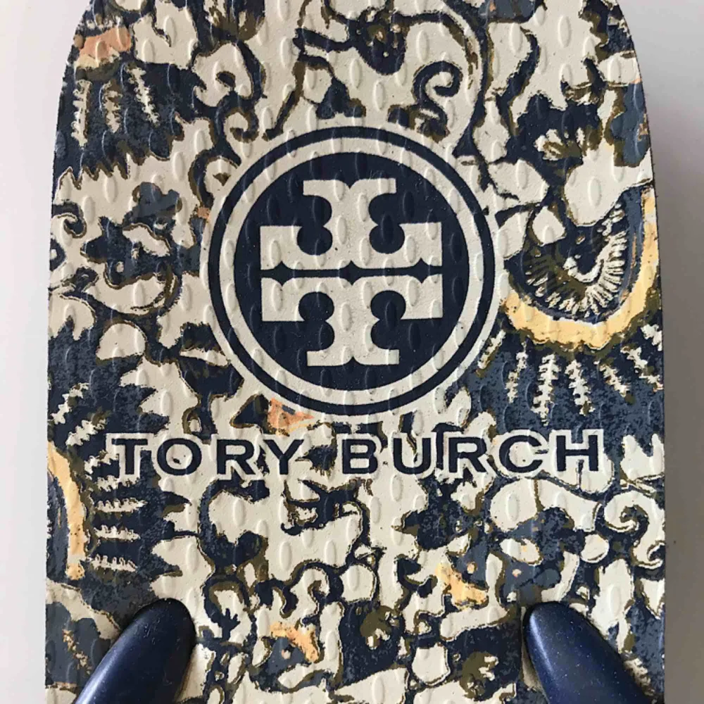 Flip flops från Tory Burch, använda 1-2 ggr och i jättefint skick! Nypris 579kr . Skor.