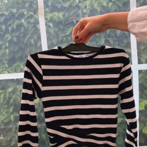  - Köpt i London för ca 2 år sedan men endast använd ett fåtal gånger. Toppen är kort, går lite över naveln och skulle nästan säga att den är mer av en XS. Omlott gör den till mer av ett finplagg! 😇 Frakt tillkommer💌