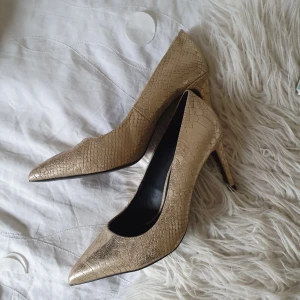  - Guldiga klackar från Zara i ormskinns imitation.  Köparen står för frakt betalning via swish