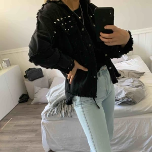  - Säljer min fina jacka från zara! Köpt för ca 1,5 år sedan men har använts mellan 5-10 ggr. Den är i bra skick!   Möts upp söder om t-centralen, annars står köparen för frakt.  