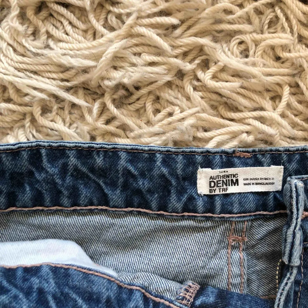 Knappt använda ”mom jeans” från Zara. . Jeans & Byxor.