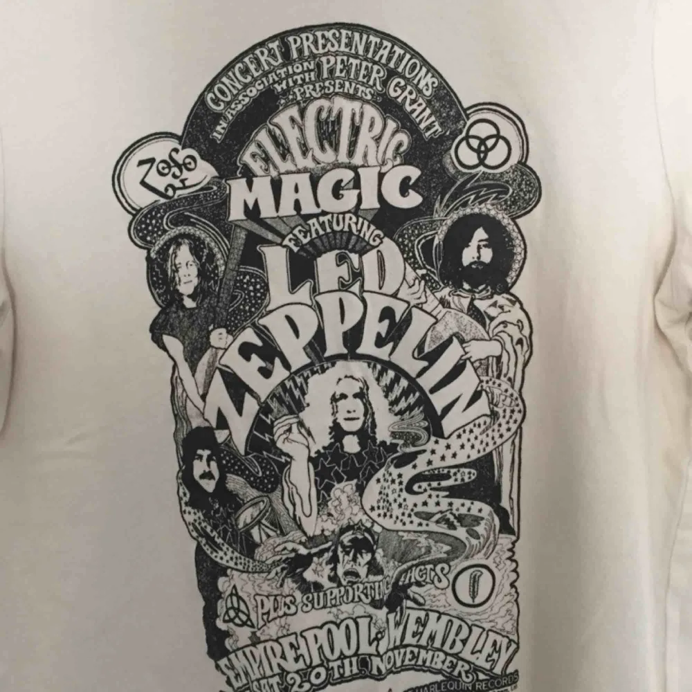Krämvit t-shirt med Led Zeppelin tryck. Använd många gånger men finns inga fläckar mm. Köparen står för frakten. Swish. T-shirts.