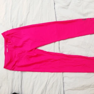  - Träningstights från Soc i magisk cerise-rosa färg. Egentligen barnstorlek men passar en small 😊
