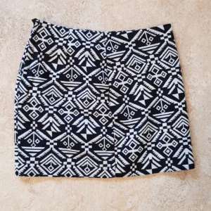  - Kort kjol från HM i strl 34. Dragkedja på baksidan. Knappt använd. Säljer också matchande överdel i strl 36. Köparen står för frakt, kan också mötas upp i Uppsala. 