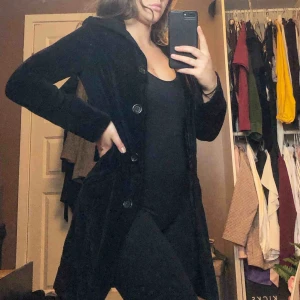  - Kappa i svart samet, slutar ovanför knäna, aldrig använd! Köpt på second hand butik Frakt ingår i priset