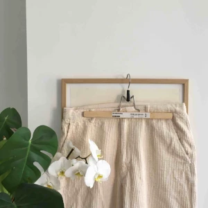  - Gräddvita Manchesterbyxor från HM, inköpta förra sommaren. De är lite skrynkliga på bilden, men om man stryker dem ser de så gott som nya ut!!