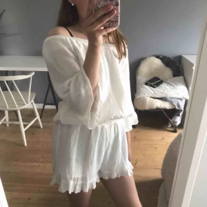  - Asfin playsuit från Cubus. Storlek 164 men passar XS skulle jag säga. Så fin till tex skolavslutningen men har en annan. Köptes för 250kr och den är ALDRIG använd. Säljer för 150+ frakt. Hinner fram till skolav om man köper den inom kort