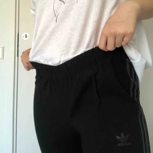  - Kostymbyxor från adidas köpta på caliroots förra året. Endast använda på bilderna. Säljer då de är för korta i benen för min smak (några centimeter över anklarna) Annars super snygga vardagsbyxor! 