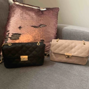  - Väskor som är jättefina med guldkedjor. Tyvärr aldrig kommit till användning så dom är i jättefint skick. Väldigt praktiska och perfekt storlek. 100kr st, 150 för båda☺️  (Fått i present och står inget märke på dom)