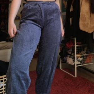  - Säljer dessa favoriter som jag nästan aldrig använt då dom är för korta på mig. Blåa manchesterbyxor som är riktigt drömmiga nu på sommaren. Dom är korta i modellen så passar dig som inte är så lång. 💙  Nypris 700 kronor 