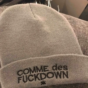 Grå mössa. - Grå mössa med tryck! 70 kr med inkluderad frakt.