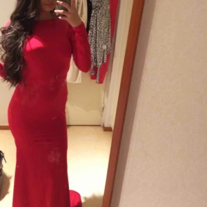  - Jag säljer en röd klänning som är endast använd en gång!  Fraktar ej!