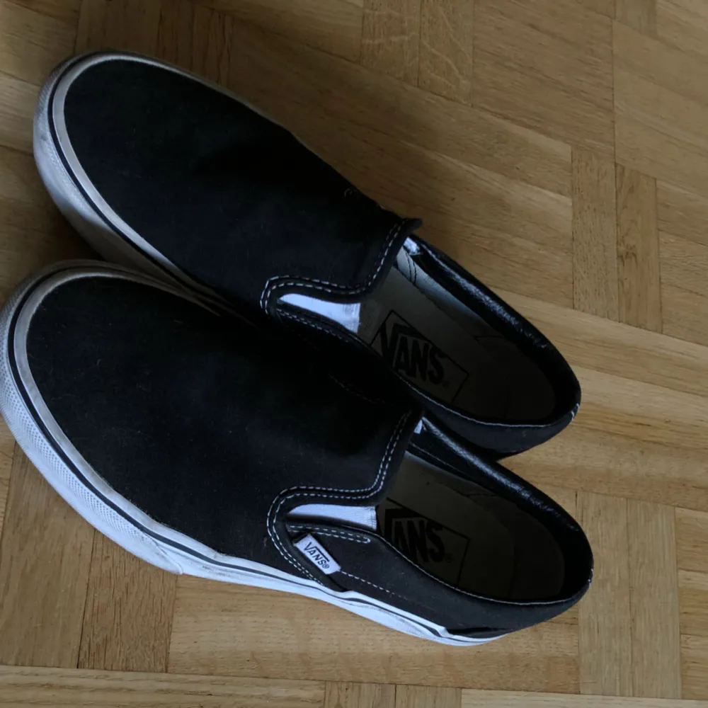 VANS: Nästan helt oanvända, endast använda ett fåtal gånger. Skorna ser lite smutsiga ut på bilden men kommer självklart tvätta av dom :) . Skor.