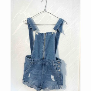  - Fin hängselbyxa i stretch denim. Knappt använd. Passar en storlek XS. Frakt på 36kr tillkommer 