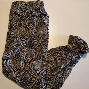  - Lösa byxor från primark med mudd.  