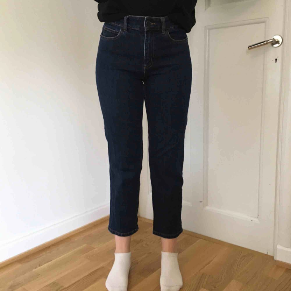 Blå jeans med rak modell från Lindex. Storlek 36 och midjan är nog ca 28. Kan både mötas upp och frakta!. Jeans & Byxor.