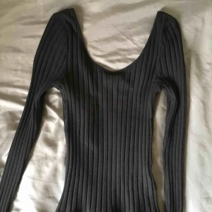  - Svart topp från & other stories i storlek S/36! Möts gärna upp i Malmö, annars tillkommer frakt på 50kr :)