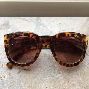  - Solglasögon från Gina Tricot. Så gott som nya. Säljer pga aldrig använder. Köparen står för frakt. Kan även mötas upp i Helsingborg.