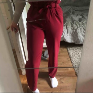  - ASSNYGGA byxor i en fantastisk röd färg 😍😩 Säljer för att jag nästan aldrig använder dom, har använt de 4 gånger på 2 år!!!! Fraktkostnad tillkommer