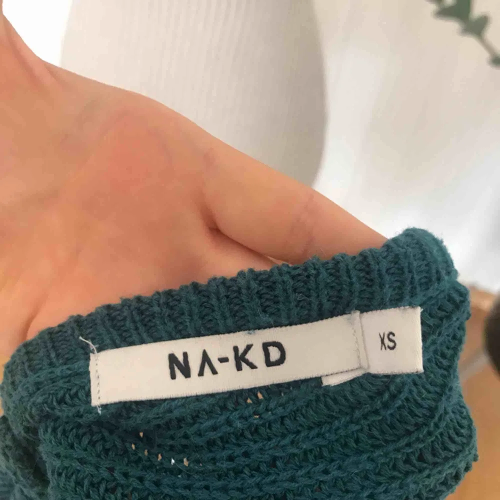 Blå/turkos stickad tröja från NA-KD i fint skick! Går att ha v-ringningen både fram och bak 🌟 frakt på 55 kr tillkommer. Stickat.