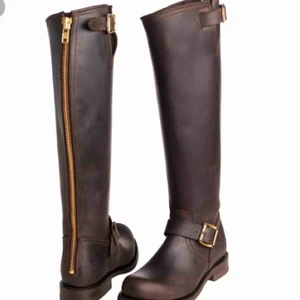  - Bruna primeboots med guldetaljer. Nypris 4000kr! Skorna skulle passa dig med storlek 38 om du lägger i en sula annars skulle jag nog säga att det passar bäst för 39/40 Kan mötas upp i Stockholm eller frakta (köparen står för frakten)