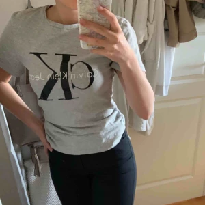  - Nästan oanvänd Calvin Klein T-Shirt i jättefint skick!