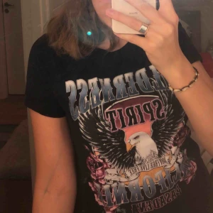  - Mörkblå tisha med coolt tryck från gina! Använd men hel, inget fel på trycket heller! Du står för eventuell frakt.