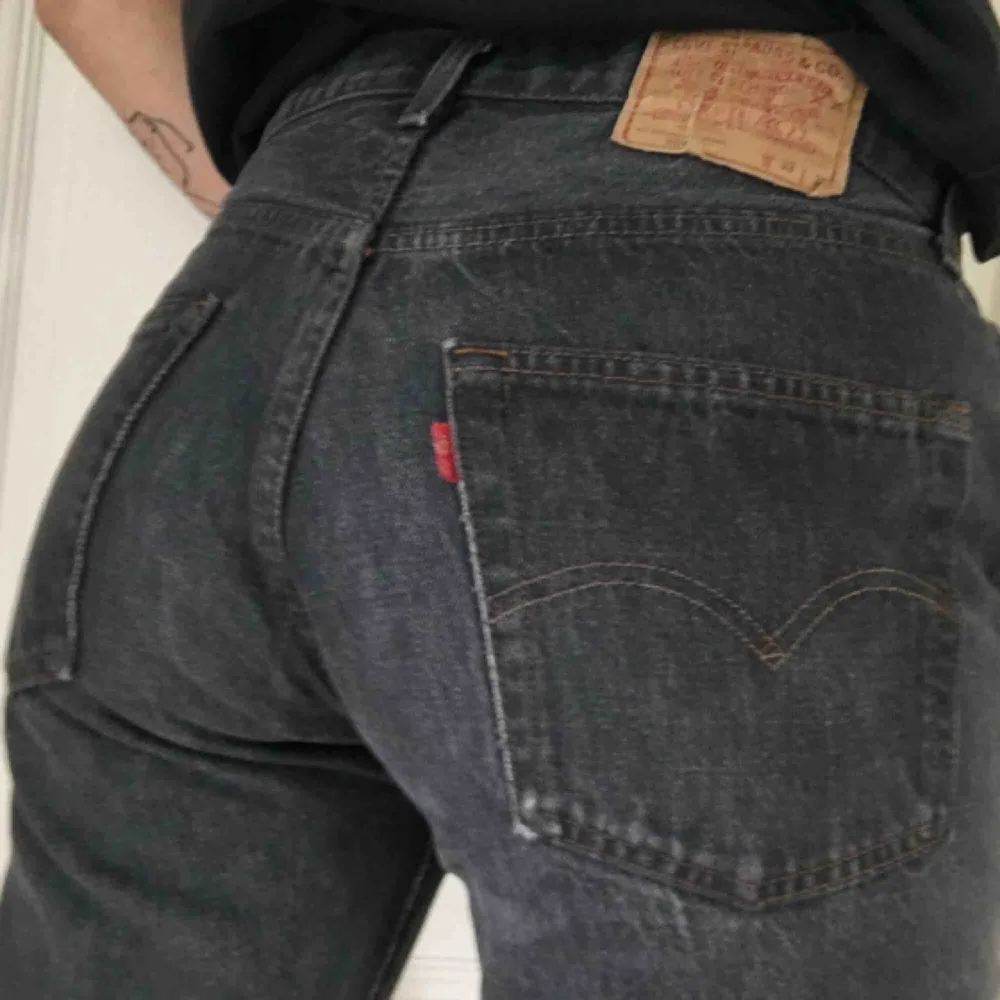 Gråa Levis Jeans 501:or i storlek W33 och L38 🌸 Smått fransiga i benen.  Jeansen är lite kortare i benen och smått vida. 🌼🌺 Lite frakt tillkommer. . Jeans & Byxor.