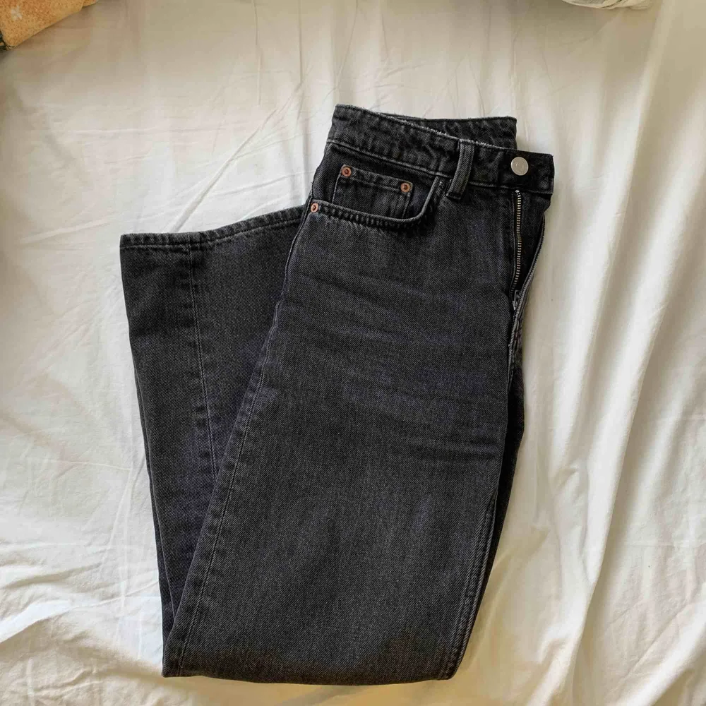 Voyage trotter black jeans från weekday i fint skick. Använda fåtal gånger, säljer pga de är för korta på mig som är 160. Storlek 25/26. Frakt tillkommer, kontakta mig för fler bilder/info! . Jeans & Byxor.