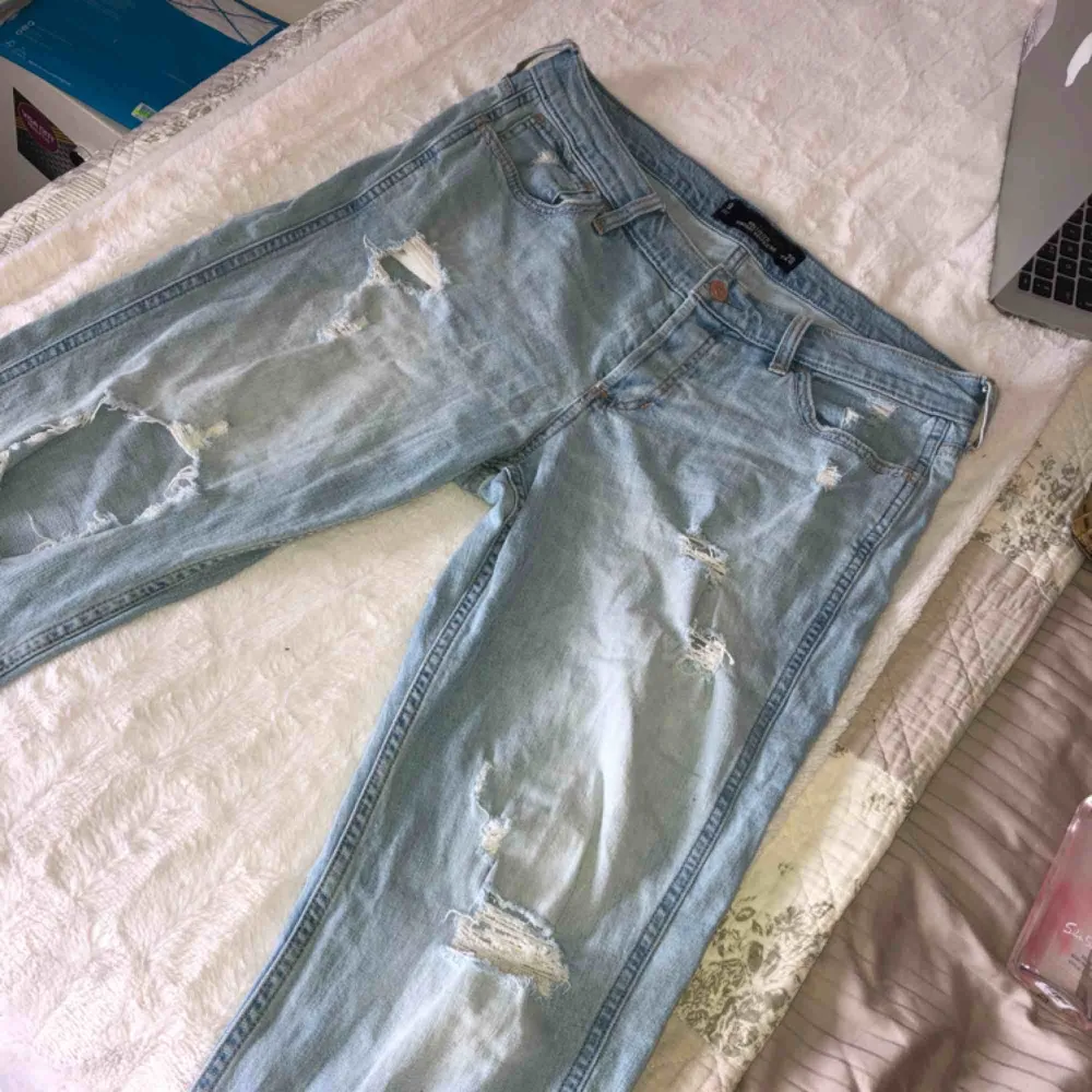Hollister vintage boyfriend jeans! Sliten stil, passar storlek M om man vill ha oversize. Frakt tillkommer 🌸🌸. Jeans & Byxor.