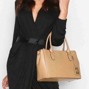  - Väska från Ralph Lauren. Använd några gånger. Köpt från Boozt. Kan maila kvittot. 