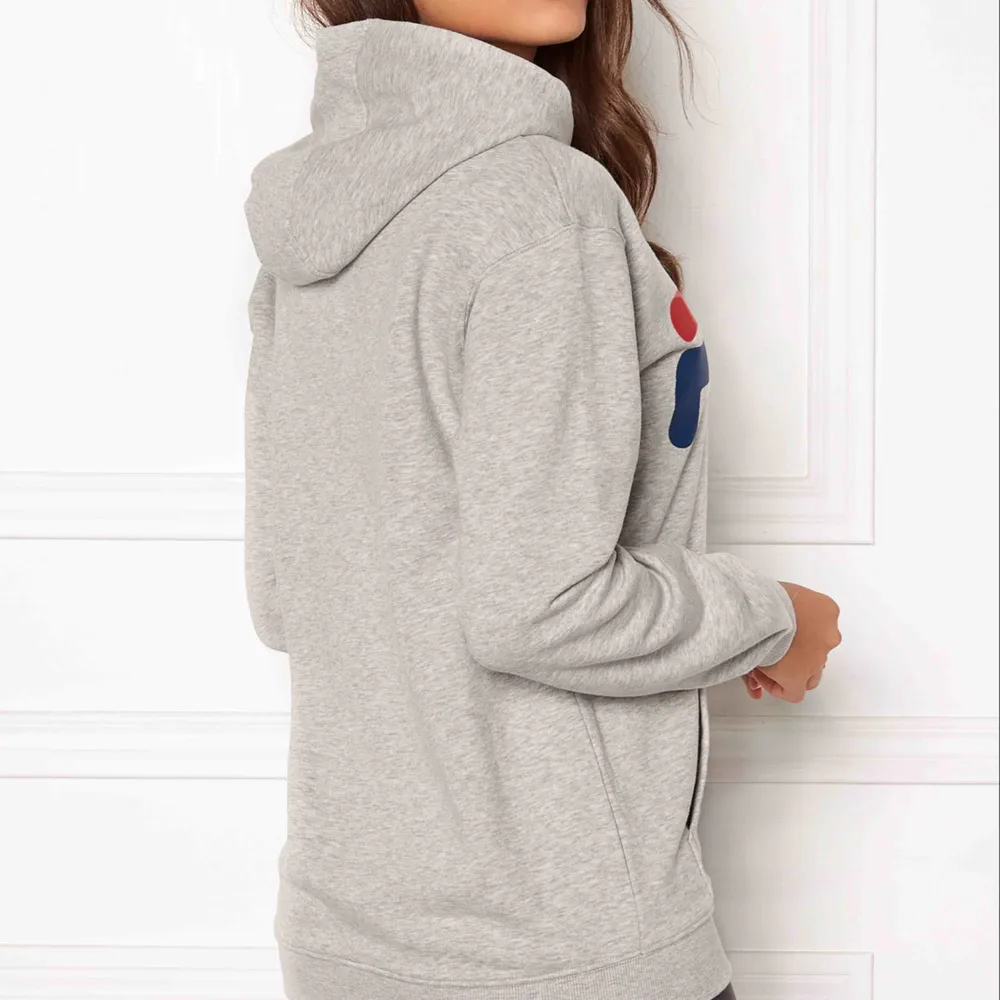Grå fila hoodie, köpt för 2 år sen men knappt använd☺️ Den är XS men jag tycker mer att den är som en S. Frakt tillkommer💕. Hoodies.