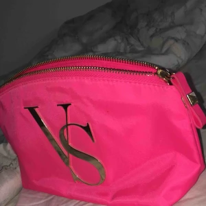  - Neon rosa nessesär i bra skick. Dock är dragkedjan ganska trög men den funkar. Pris kan diskuteras! 