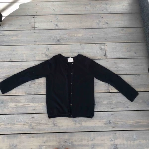  - Blå kofta med guldiga knappar. Perfekt till en vit sommarklänning!