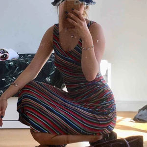  - Jättecool och snygg klänning som sitter tajt med slits och smickrande drapering på ena sidan, klänningen är i jättefint skick🌸