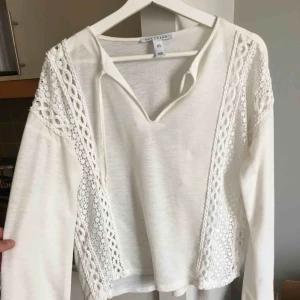 - Blus från Nelly. Små rosettdetaljer i ärmarna. Storlek är XS men tycker själv den motsvarar bättre en S