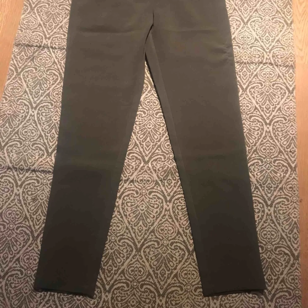 Snygga khaki gröna kostymbyxor från NAKD! Helt nya✨ Storlek 34. Jeans & Byxor.
