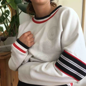  - Snygg adidaströja🌸 Frakt tillkommer