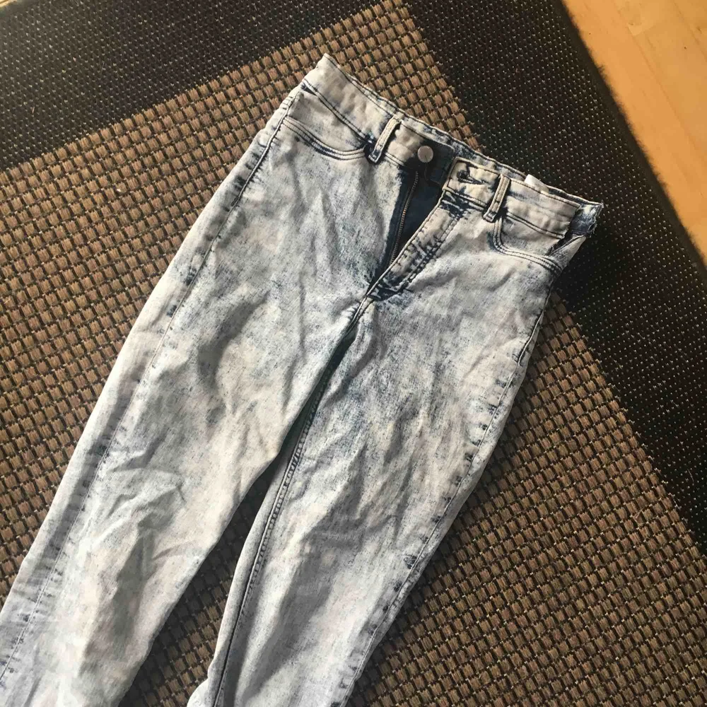 Snygga jeans 99kr! Dom har ett hack i höften tyvärr men bortsett från det perfekta! Väldigt stretchiga och högmidjade. Tröjan är stl S och kostar 69kr. Jeans & Byxor.