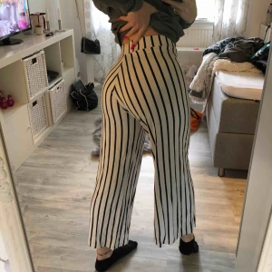  - Köpte byxorna här på plick! passade tyvärr inte mig 💔 köptes för ca 100kr och säljer för 50kr + frakt. 