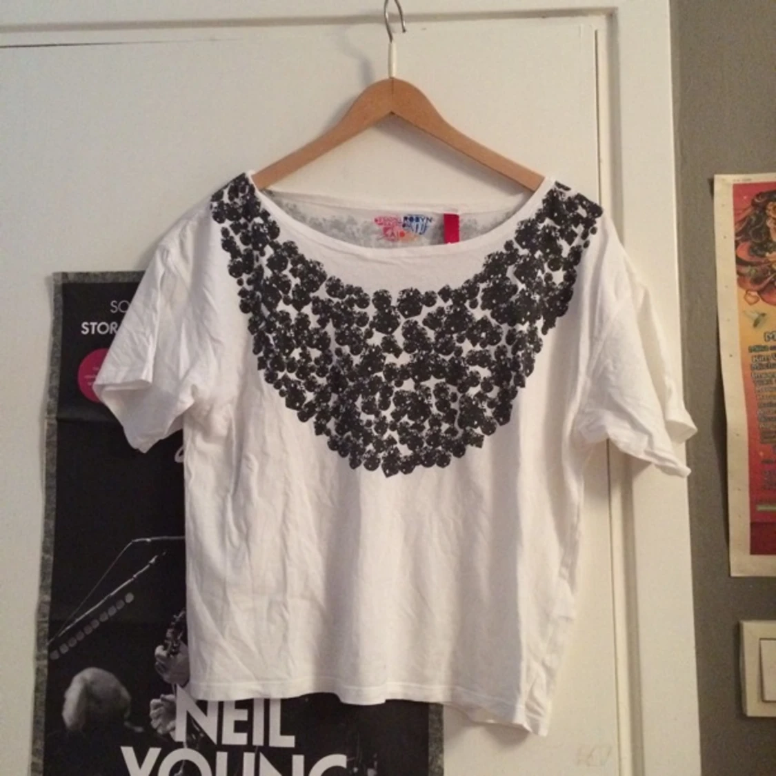 T-shirt från H&M. Fashion against aids. Design: Robyn. - 1405702750