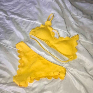  - Jättefin bikini som är oanvänd. Skulle även kunna passa en XS (bild två visar färgen bättre) hör av er vid frågor😀 köparen står för frakt:) 
