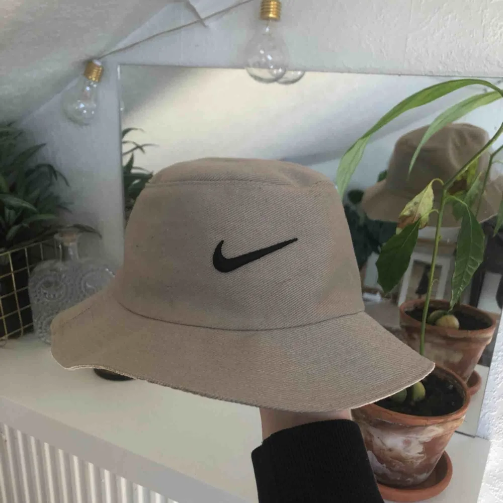 SJUKT COOL buckethat från Nike!!!  Passar ett huvud som brukar ha S/M i hattar!!!  Frakt tillkommer ca 38kr 🥰😍 Perfekt på sommarens festivaler!!!. Accessoarer.